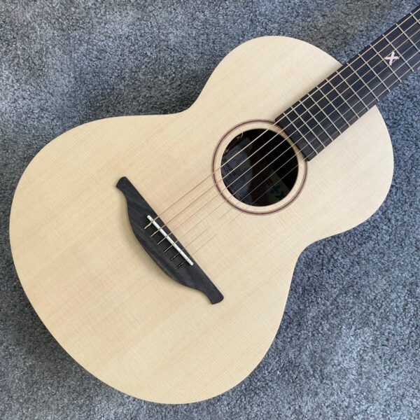 Sheeran By Lowden Tour 紅髮艾德簽名琴：圖片 5